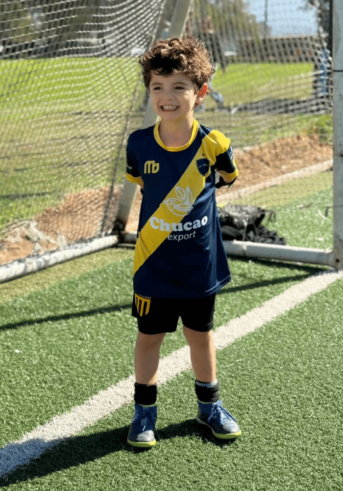 Lucas con su camiseta de fútbol